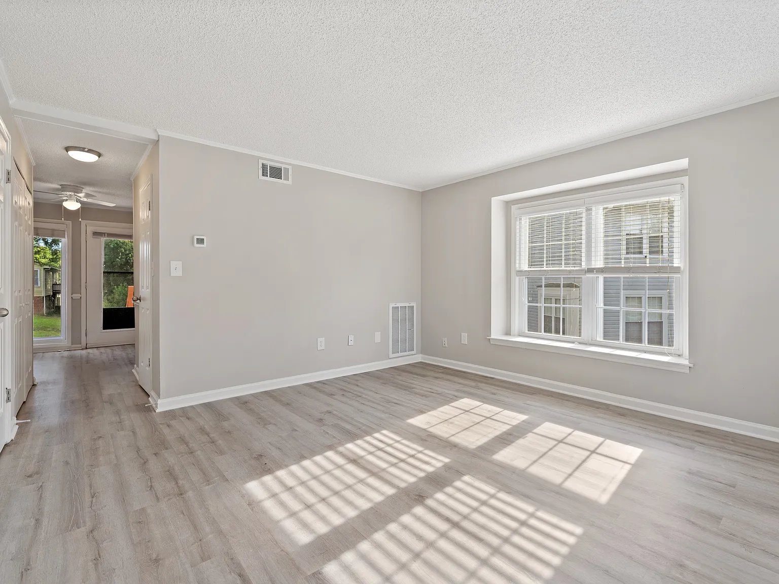 2 bed, 1000 sqft, $1,450 — Photo 2