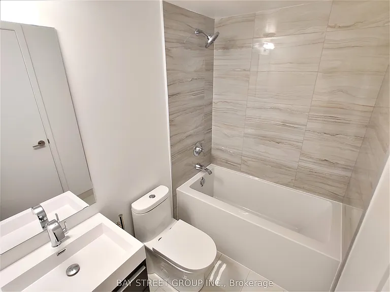 39 Roehampton Ave #2807 — Photo 12