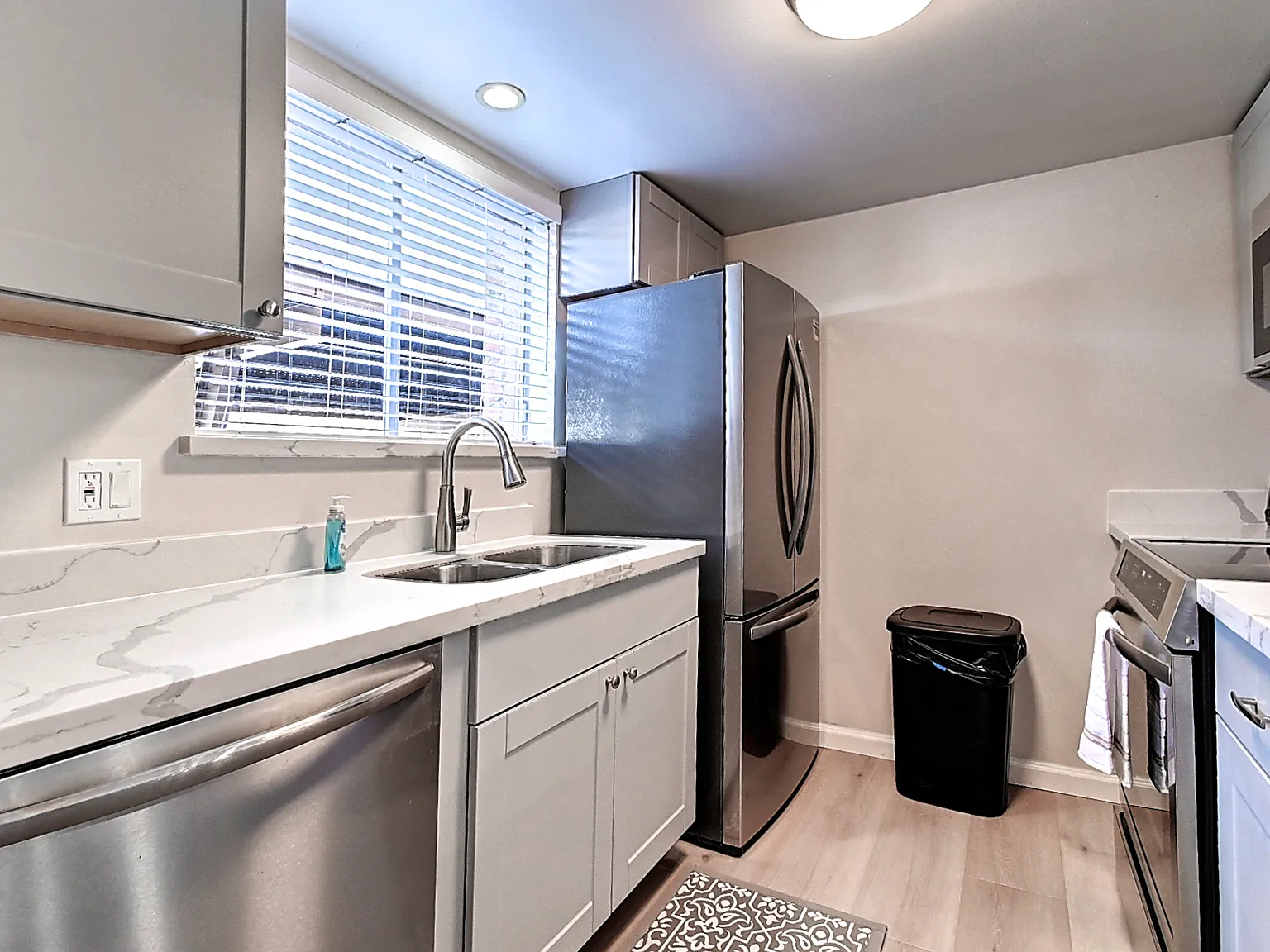 2 bed, 1.5 bath, 1039 sqft, $3,000 — Photo 2