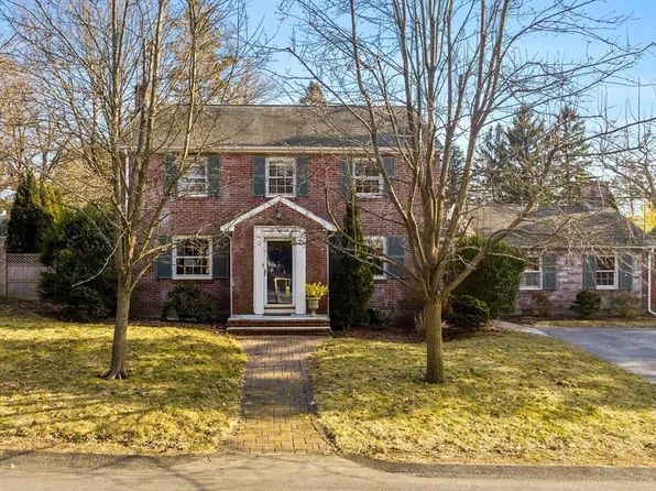 17 Puritan Ln, Dedham, MA 02026