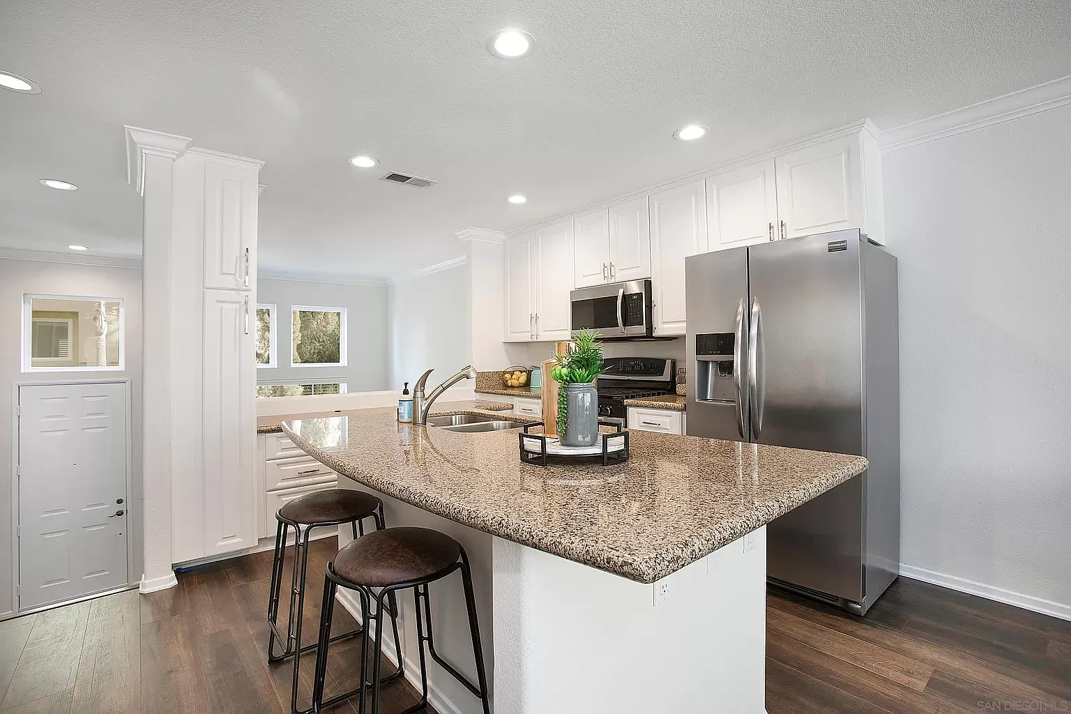 2 bed, 2.5 bath, 1202 sqft, $3,800 — Photo 3