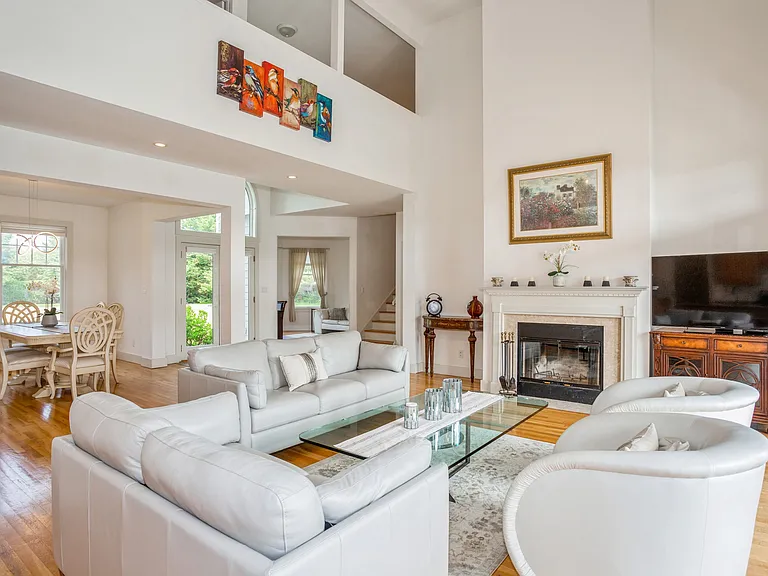 19 Fairbanks Ct — Photo 3