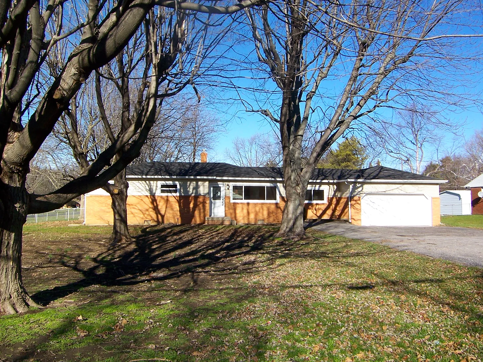 2704 E Thompson Rd photo 1