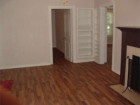 2nd image of 402 E Avenue G