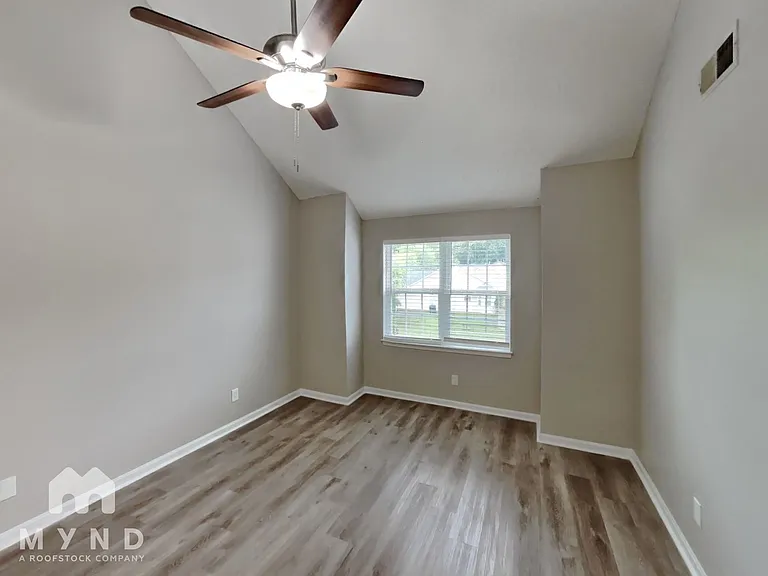 219 Chattaroy Dr — Photo 13