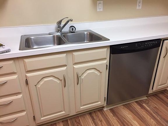 Kitchen: double sink, disposal, newer dishwasher