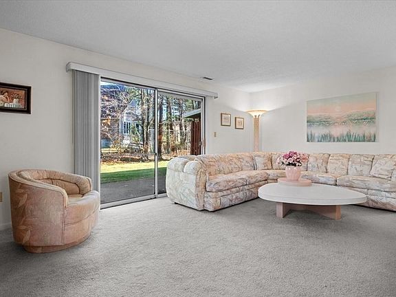 4th image of 32 Edward Dr