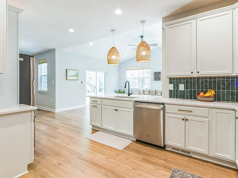 14720 Locust Ct — Photo 16