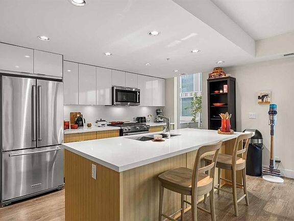 5th image of 560 S 6th Ave SE #301