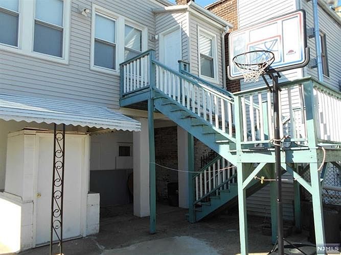 2nd image of 182 Franklin St