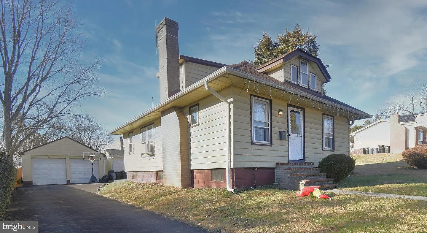 639 Avenue C photo 1
