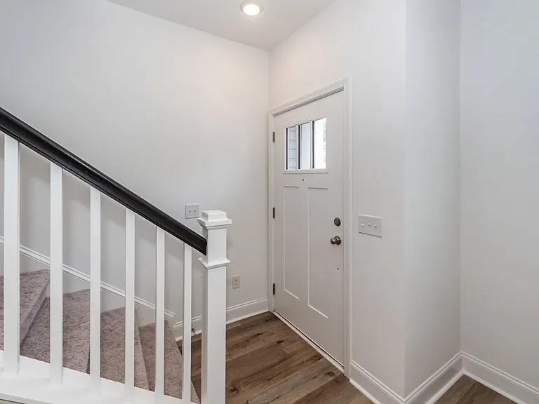 302 Twin Rivers Dr — Photo 3