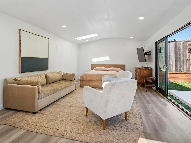Detached, fully furnished studio ideal as a guest suite, office or dedicated workspace