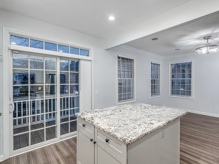 2068 Broughton St — Photo 27