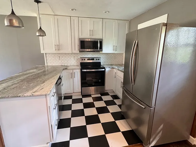 317 Christopher Dr — Photo 2