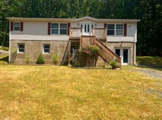221 Cranberry Ridge Dr, Milford, PA 18337