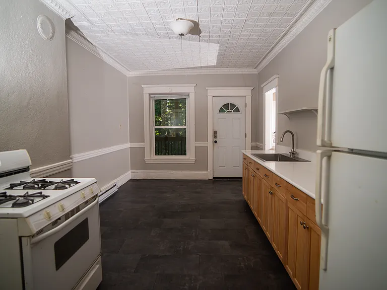 243-245 Sargeant St #2R — Photo 4