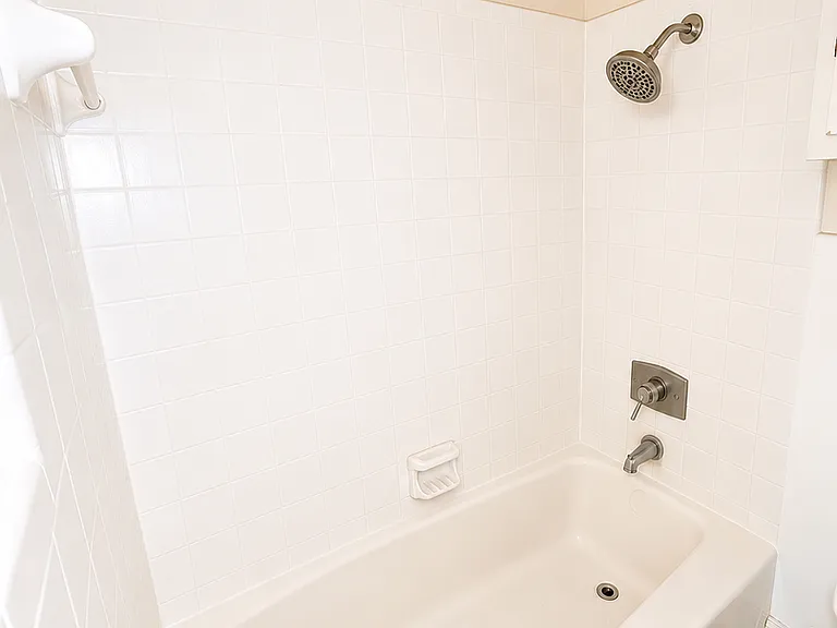 102 E Avenue A — Photo 8