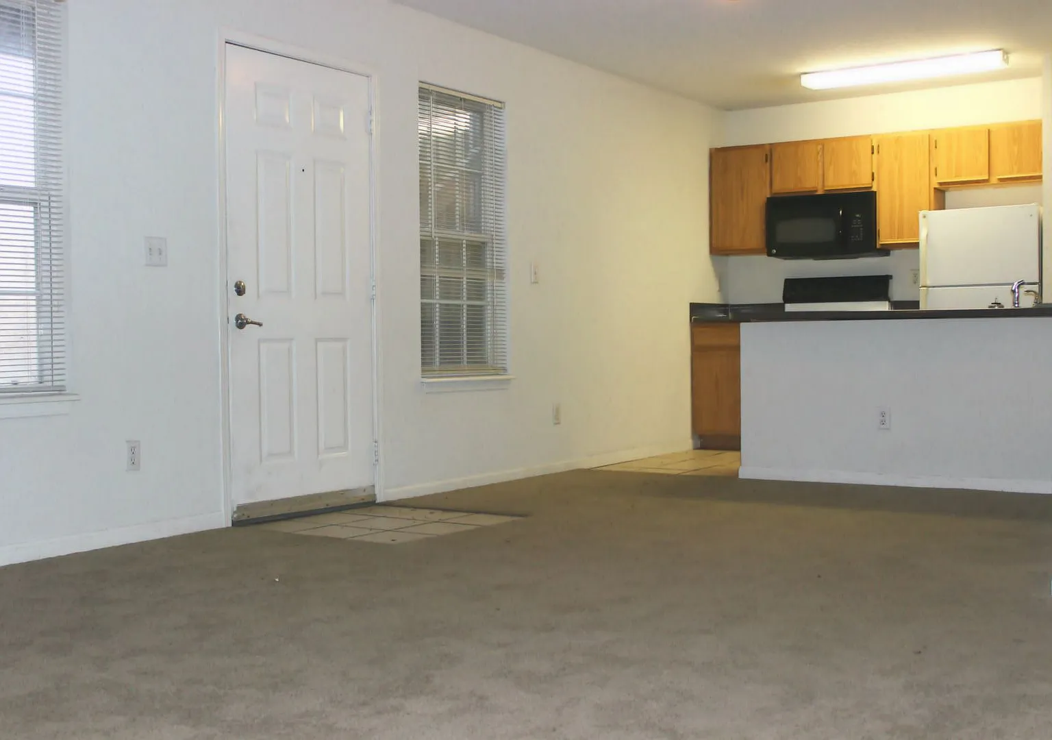 Country Club Apartments — Photo 2