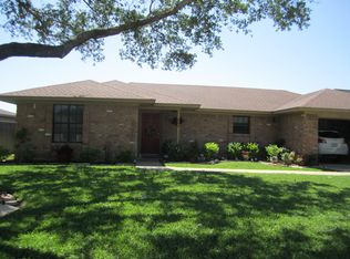 903 Buttercup Dr, Edna, TX 77957