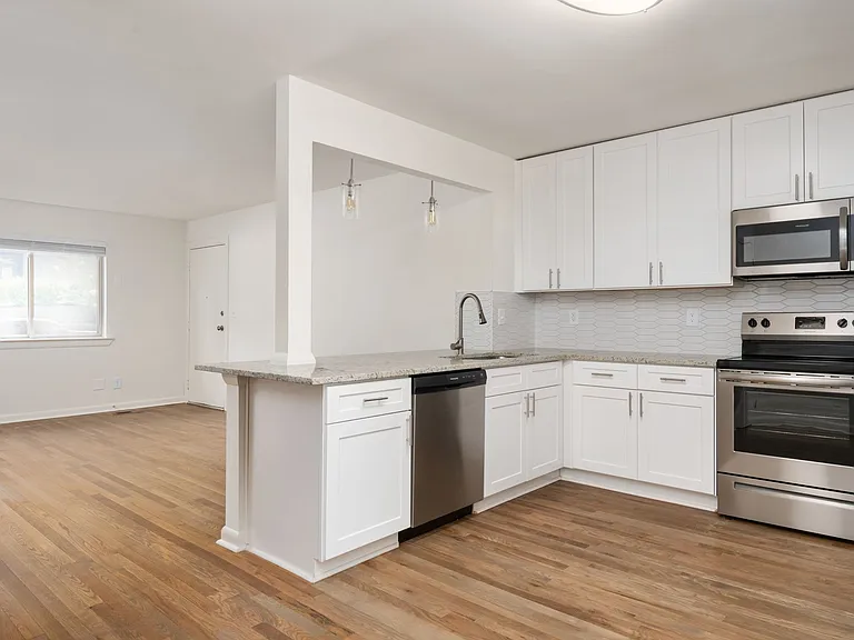 711 Oakview Rd — Photo 10