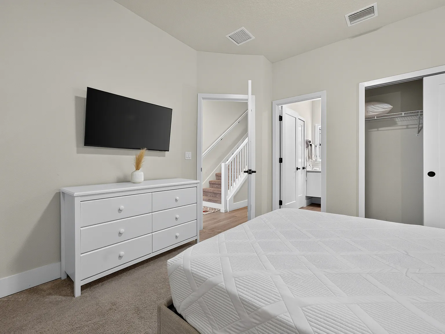 4 bed, 2264 sqft, $2,900 — Photo 4
