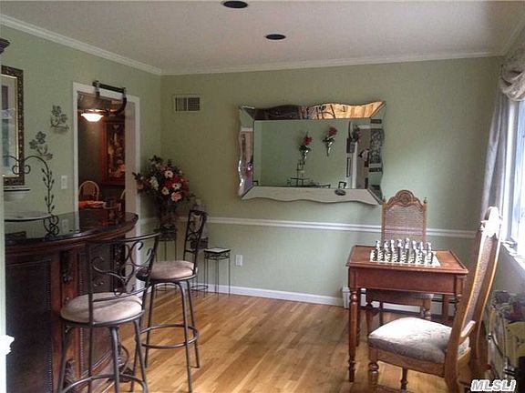 3rd image of 7 Leslie Ln