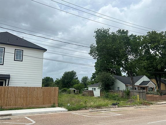 3rd image of 2805 Elysian St
