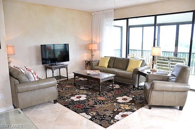 2 bed, 2.0 bath, 1607 sqft, $10,500 — Photo 3
