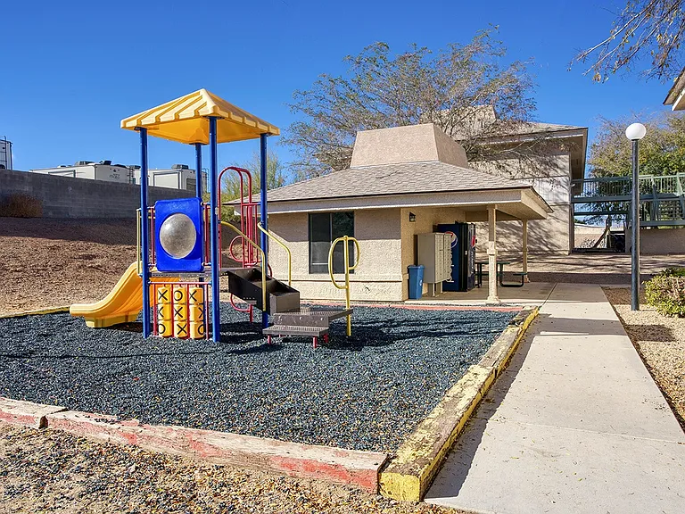 Coronado Glen Apartments — Photo 19
