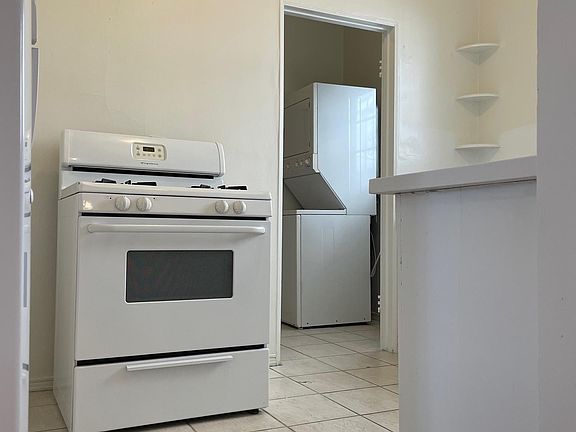 2nd image of 2103 N Beachwood Dr