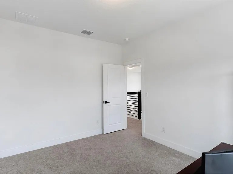 300 Hollister Dr — Photo 28