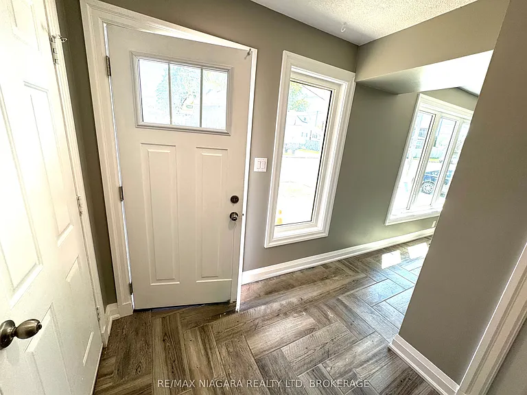 21 Ball Ave E #UPPER — Photo 2