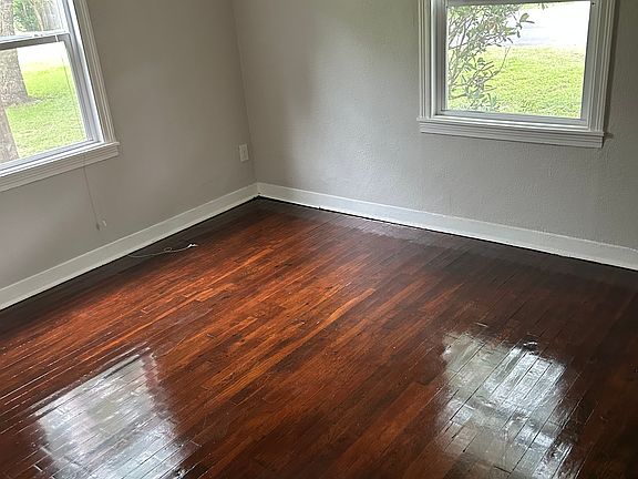 4th image of 105 Joseph St