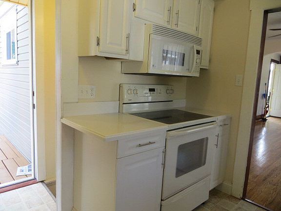 3rd image of 460 Elgin Ct