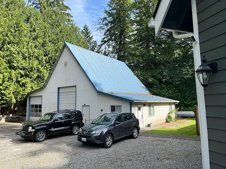 Apartment is right side of shop building. Parking is where the Toyota sits.