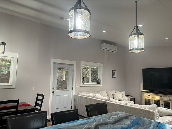 4th image of 156 Pine St