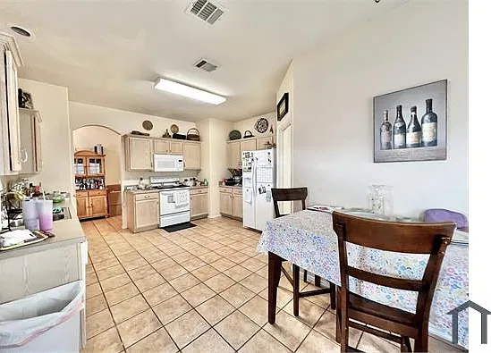 3 bed, 1616 sqft, $2,600 — Photo 4