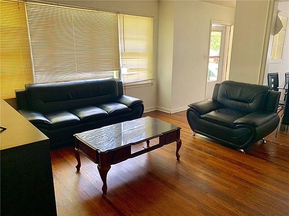 3rd image of 958 Sherwood Cir