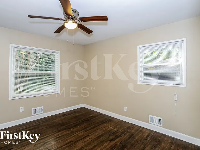 1855 Shamrock Dr — Photo 9
