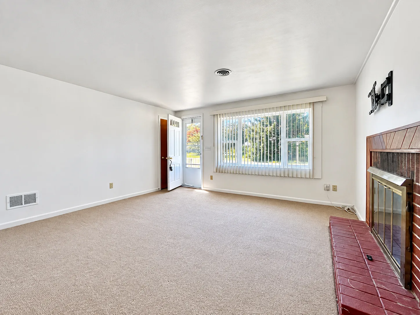 16 Sandra Dr — Photo 3