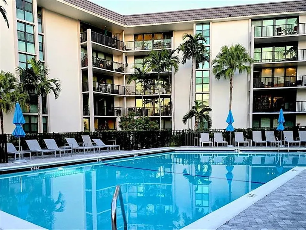 1 bed, 1.5 bath, 1032 sqft, $2,000 — Photo 2
