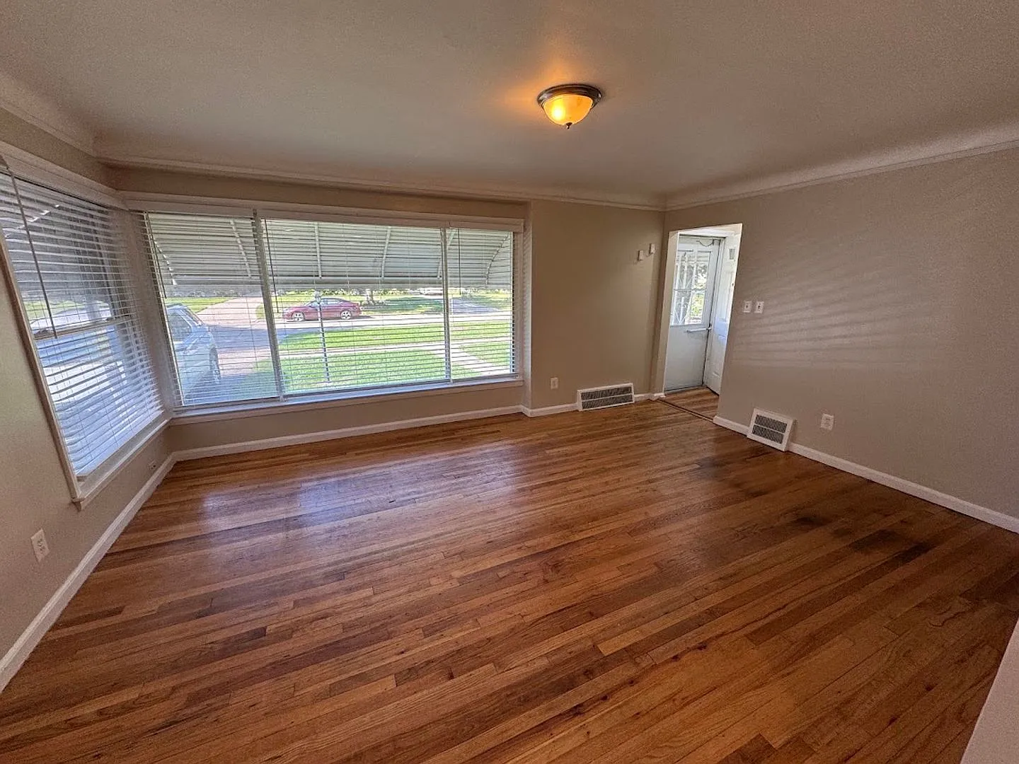 3 Bedroom ranch with basement & fenced yard — Photo 2