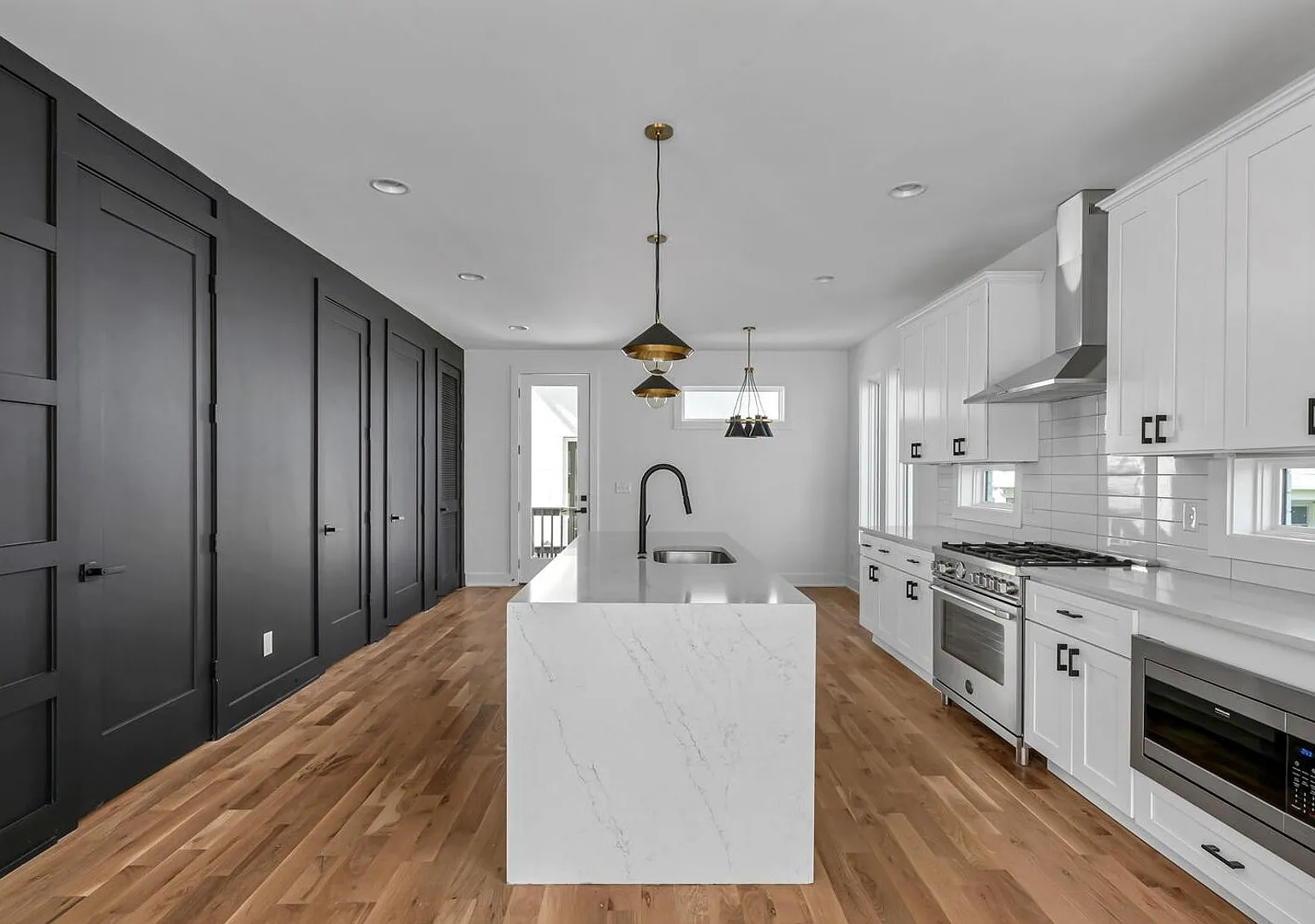Stunning 4 Bedroom Home w/ Rooftop Deck Close to Downtown Nashville — Photo 1