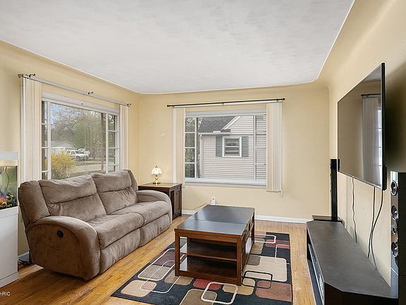3rd image of 649 W 23rd St