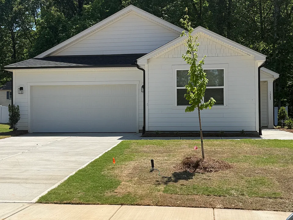 1245 Woody Dr