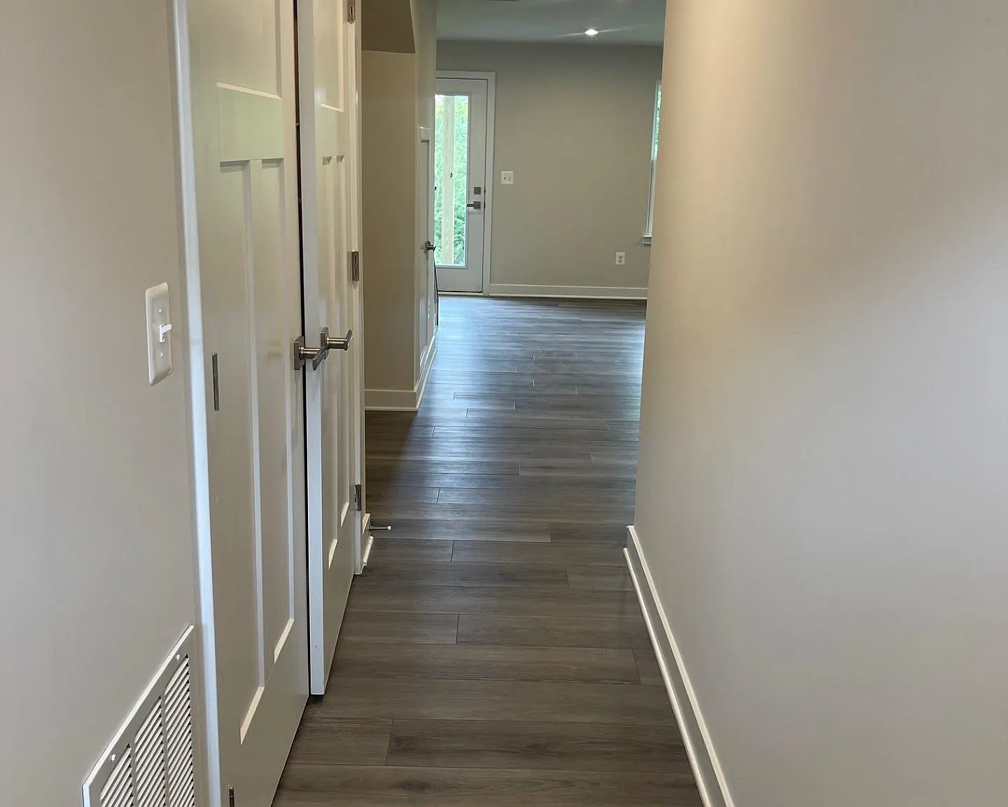 3 bed, 2.5 bath, 1940 sqft, $2,100 — Photo 2