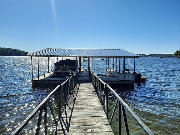2 Stall Boat Dock w/Lifts