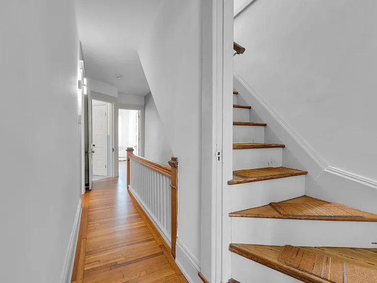 42 E Wall St — Photo 14