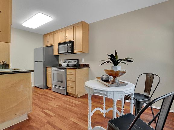 5th image of 900 Cambridge Drive #11